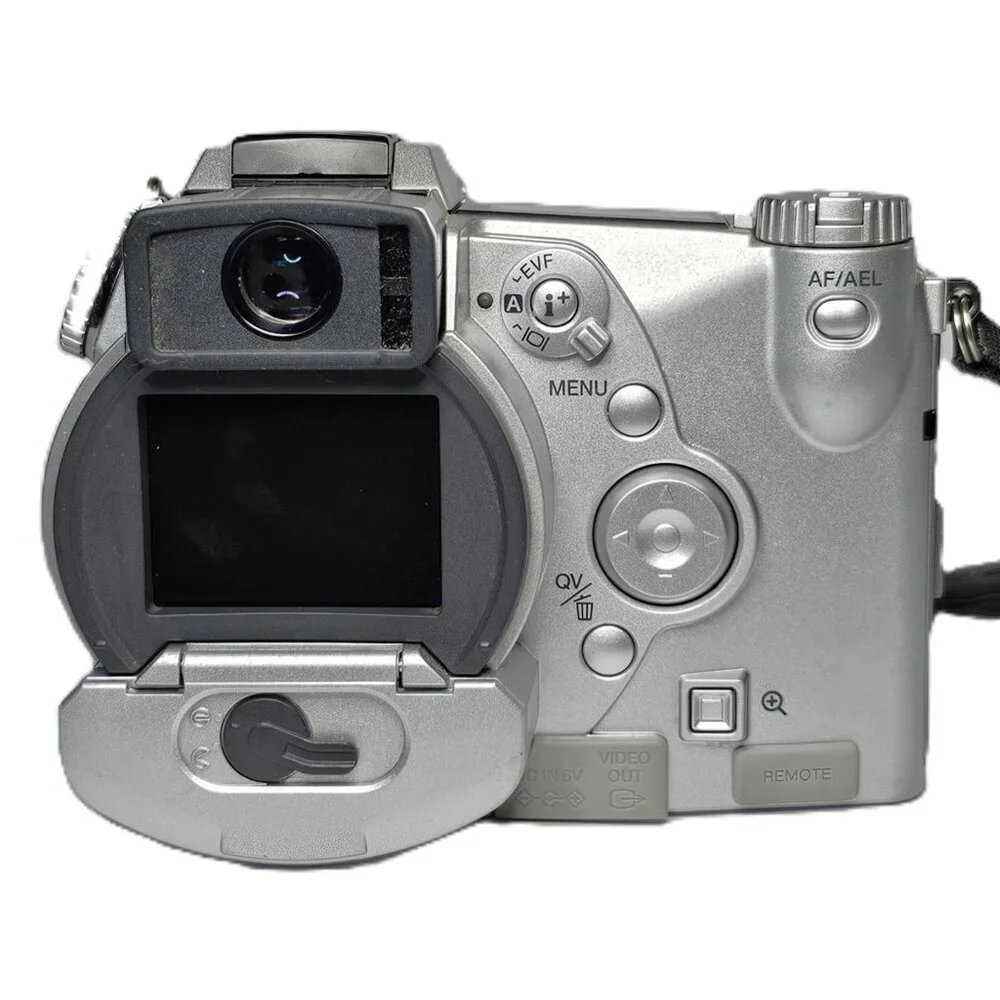Konica Minolta DiMage 5 3.3 Mega Pixels 7x Optical Zoom Digital Camera POWERS ON